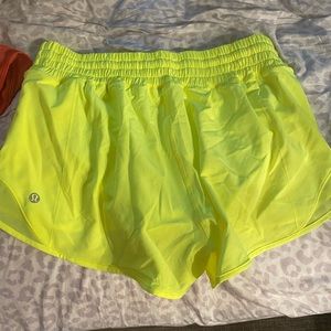 Lululemon hotty hot hi rise size 6. 2.5 inch
